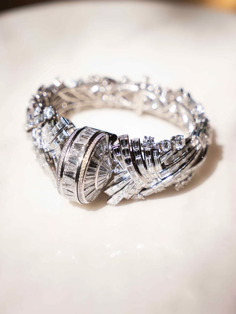 Harry Winston Full Diamond High Jewelry Watch, Platinum Case & Band, Mother-of-Pearl Dial.: Harry Winston high-end full diamond jewelry watch, crafted entirely in platinum with a mother-of-pearl dial.Adopting the brand??s iconic three-dimensional design, hundreds of baguette-cut diamonds are