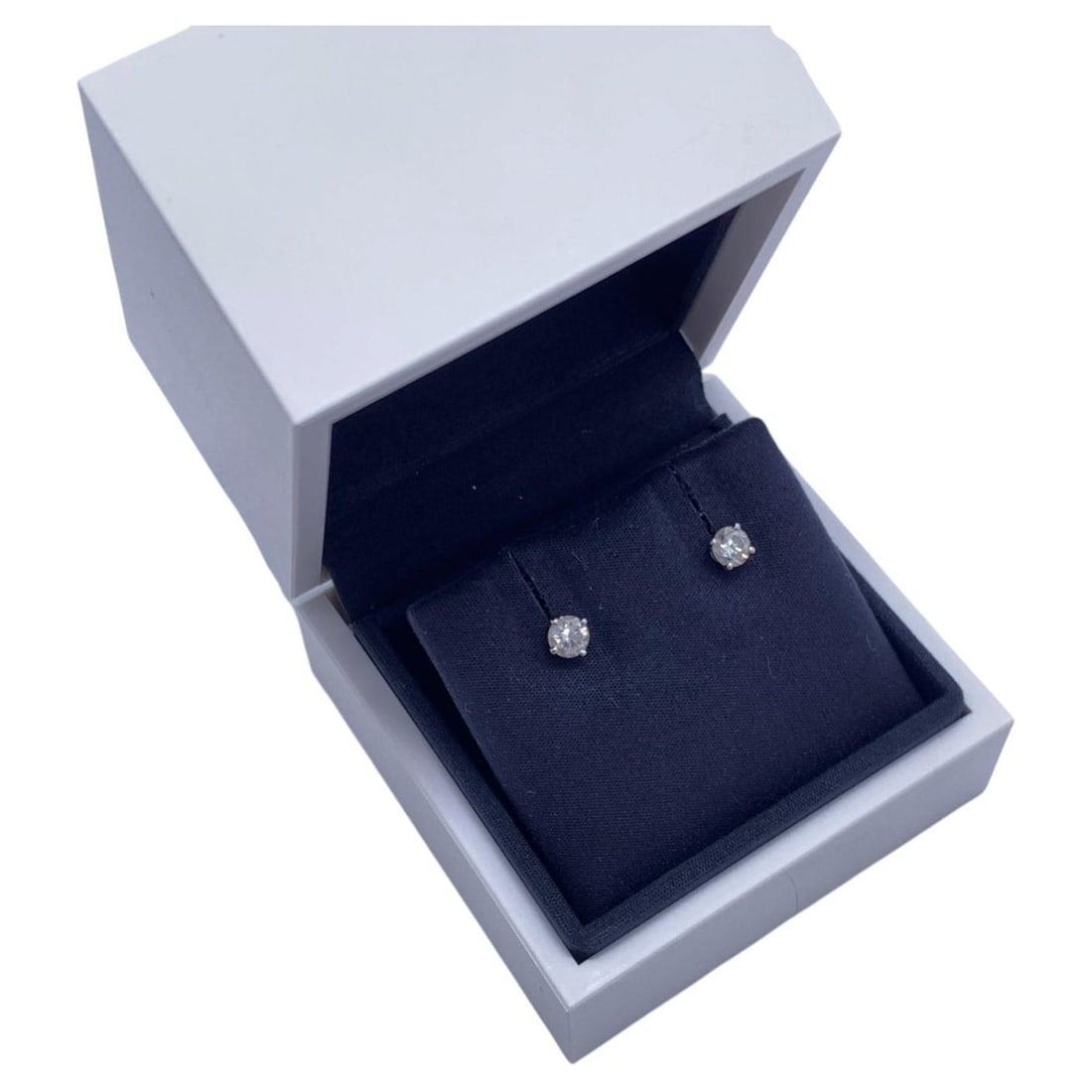 GIA De Beers 0.22ct Diamond Platinum Stud Earrings: Creator: De BeersWeight: 1.5 gPeriod: 21st CenturyDate of Manufacture: 2023Condition: Good. In original box.Wear consistent with age and use. Accessories: box and warranty card.