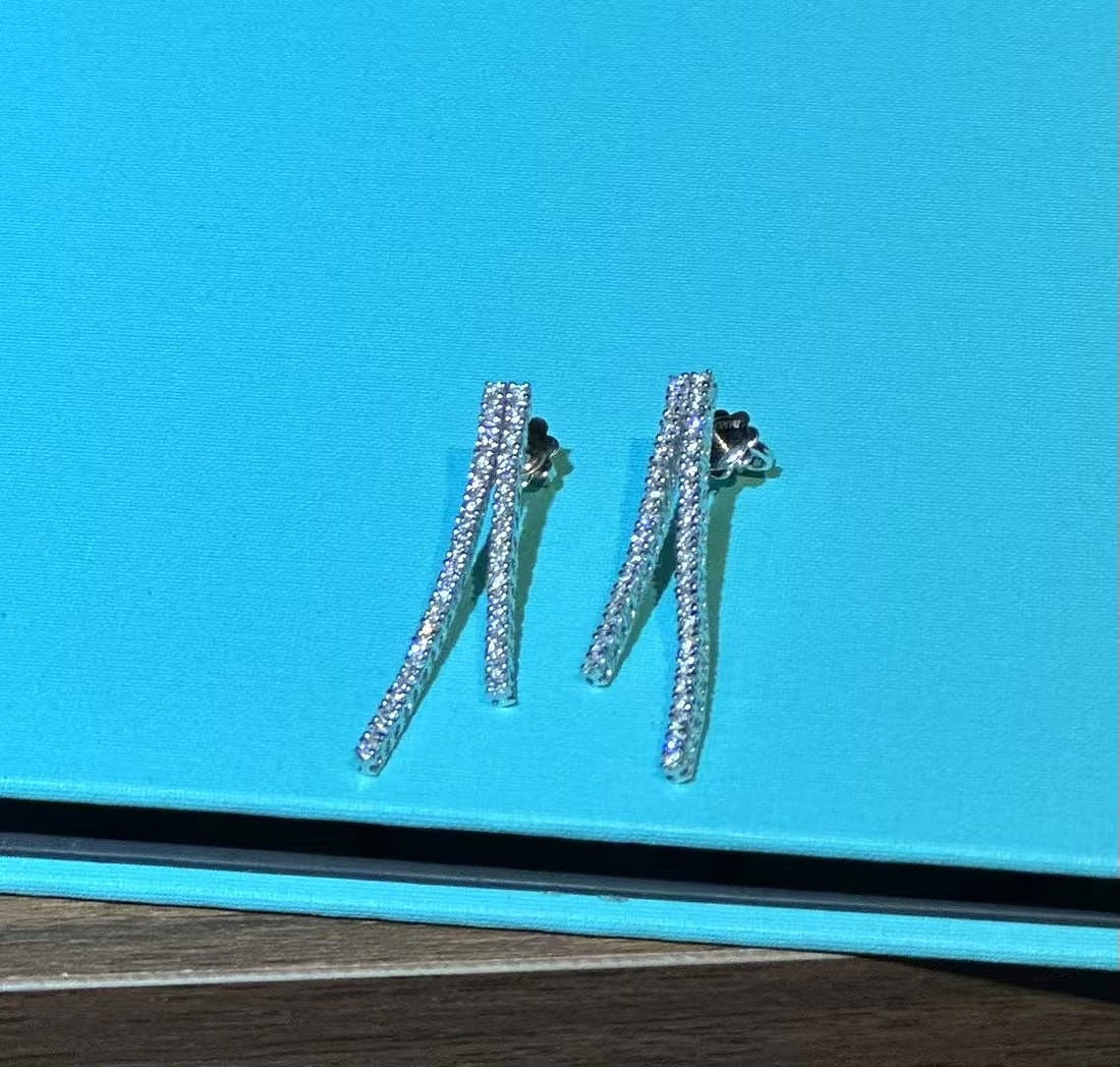 Damiani 6.4G White Gold Diamond Tassel Earrings: Damiani White Gold Diamond Tassel Earrings, Stunning, Weight 6.4g, Length 4cmCreator: DamianiPeriod: 2010-Date of Manufacture: UNKNOWCondition: Good
