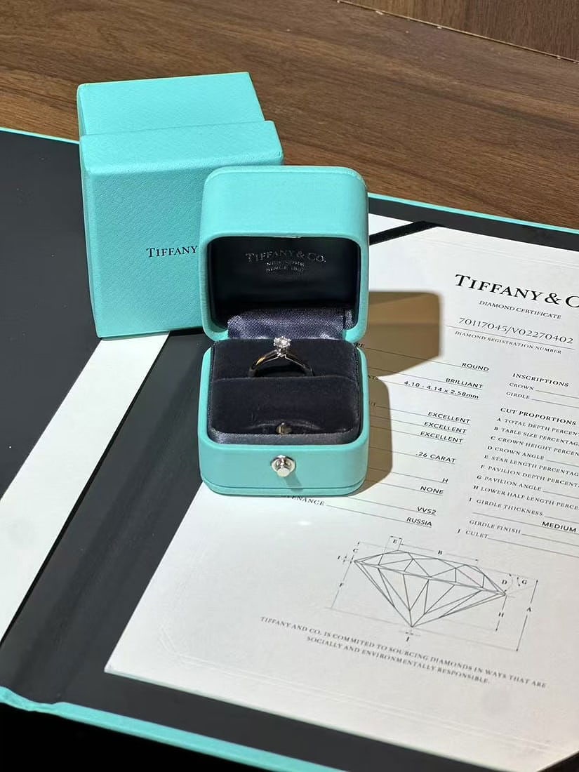 Tiffany 0.26 carat diamond engagement ring, size 48 color H, clarity VVS2.: Tiffany 0.26 carat diamond ring, size 48.Comes with box and warranty card.Main diamond: 0.26 ct, color H, clarity VVS2.Creator: Tiffany & Co.Ring Size: 4.5 US, Not Resizable(Size Guide)Period: 2010-Da