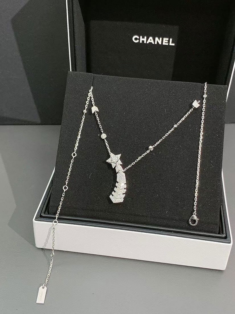 Chanel High Jewelry Collection Comete 18K White Gold Full Diamond Necklace: Chanel High Jewelry Collection Comete 18K White Gold Full Diamond Convertible Necklace & Brooch?A masterpiece of versatility and celestial elegance from Chanel??s revered High Jewelry line, this Comet