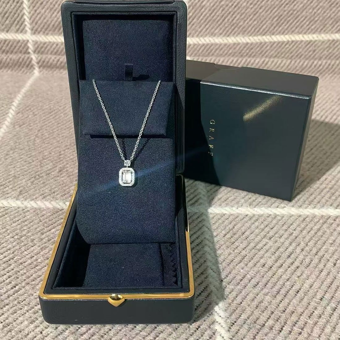 Graff Constellation Perfume Bottle Necklace, 1.01ct Diamond: Metal: 18k GoldStone: DiamondStone Cut: Emerald CutWeight: 1.01 ctDimensions: Length: 44 in (1,117.6 mm)Style: Arts and CraftsLab Report Available: GIA 6481871682Period: 2010-Date of Manufacture: 2025