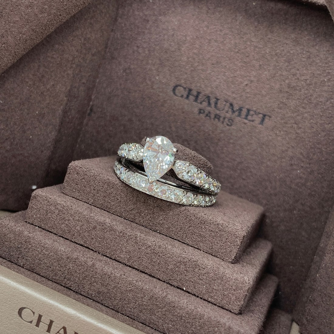 CHAUMET Josephine Coronation 18K White Gold Full Pave Diamond Ring 1.03ct: CHAUMET Josephine Coronation 18K White Gold Full Pave Diamond RingCenter diamond: 1.03ct, D color (top grade), IF clarity (internally flawless)Purchased in 2016 at original price ??300,000Current bout