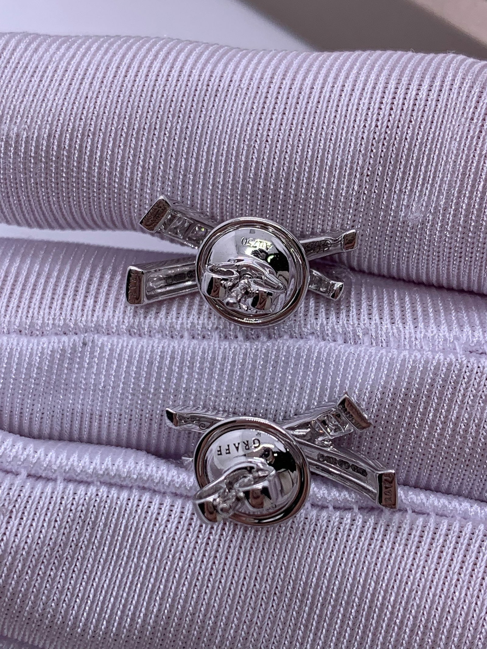 Graff Kiss Collection 18K White Gold Diamond Earrings For Women: Graff Kiss Collection 18K White Gold Diamond Earrings for WomenComes with original box and warranty card.Purchased in 2024.Original retail price: over ??39,000.Suitable for personal use and gifting.Me