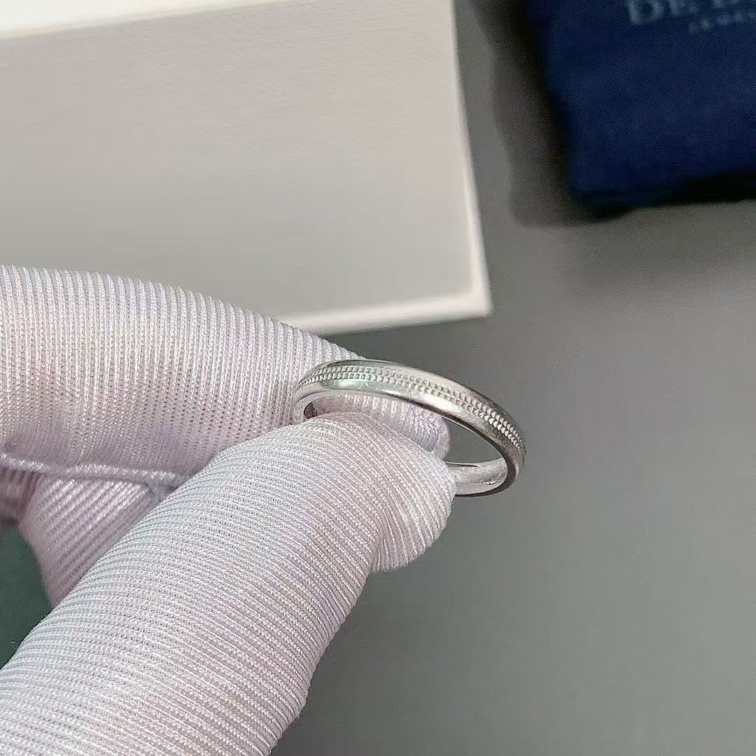 De Beers Wide Court Polygon Ring, Platinum, Size 52: De Beers Wide Court Polygon Ring, Platinum, Size 52.Comes with dust bag.Original retail price: over RMB 8,000.Suitable for personal use or gifting.Ring Size: 6 US, Not Resizable(Size Guide)Metal: Plat