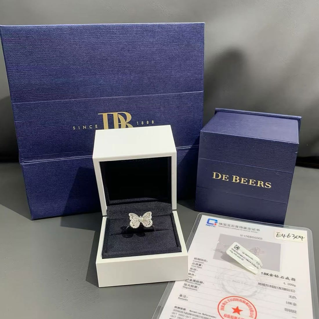 De Beers Portraits of Nature Butterfly 18K White Gold Full Diamond Ring, Size 50: De Beers Portraits of Nature Butterfly 18K White Gold Full Diamond Ring, Size 50.Comes complete with box and authentication certificate.Ring Size: 5.5 US, Not Resizable(Size Guide)Metal: White GoldPla