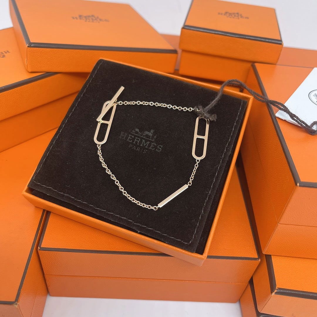 Hermes 18K Rose Gold Chaine d'Ancre Bracelet, ST Medium Size: Gorgeous Hermes Chaine d'Ancre bracelet in 18K rose gold.Size: STFits wrist circumference up to 15cm.In excellent condition.Comes with original box.Originally purchased for over 19,000 RMB.Metal: Rose