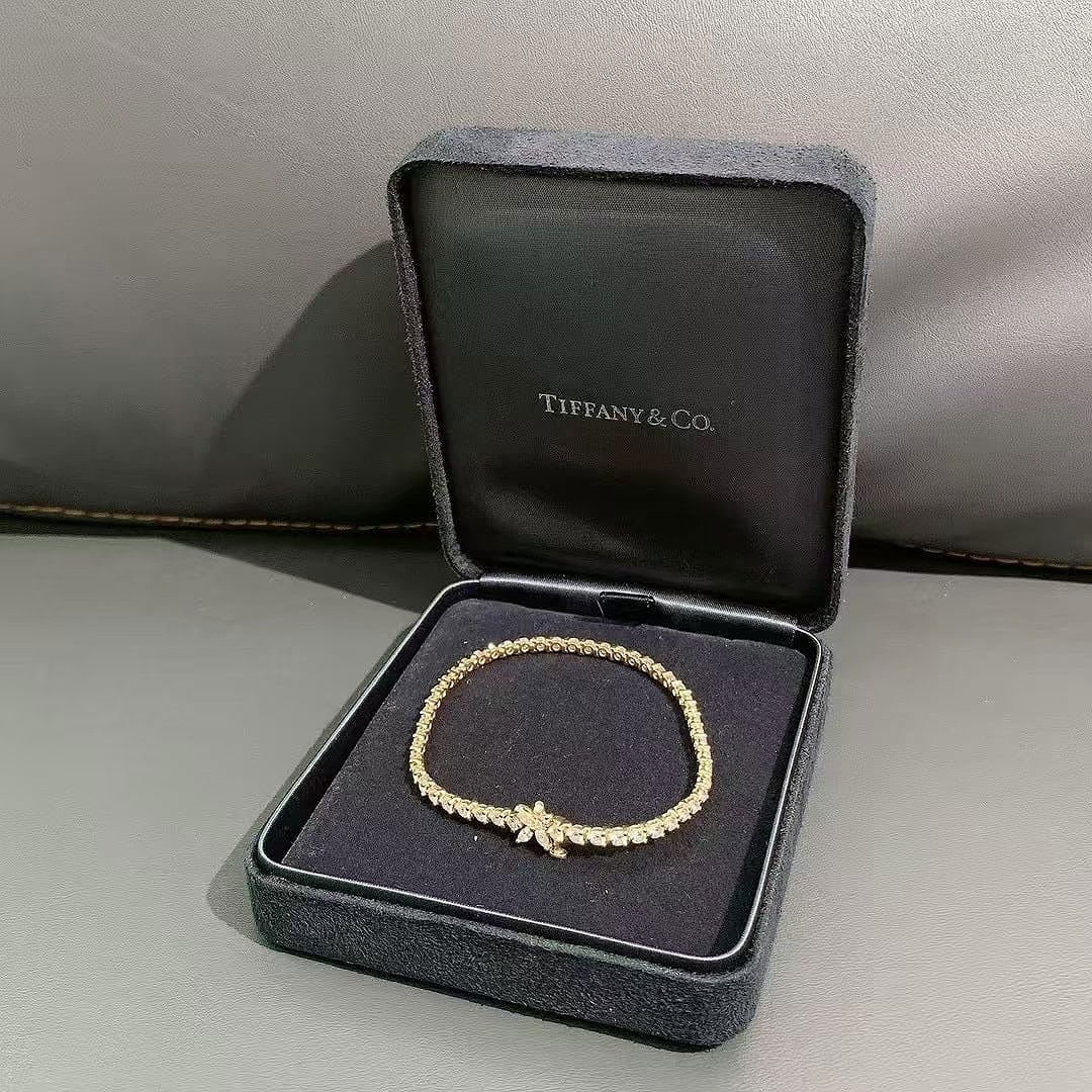 Tiffany Victoria 18K Rose Gold Full Diamond Bracelet 17cm: Indulge in timeless luxury with the Tiffany Victoria 18K rose gold full diamond bracelet! Designed in a flattering 17cm length for a comfortable, elegant fit, this iconic piece is fully adorned with d