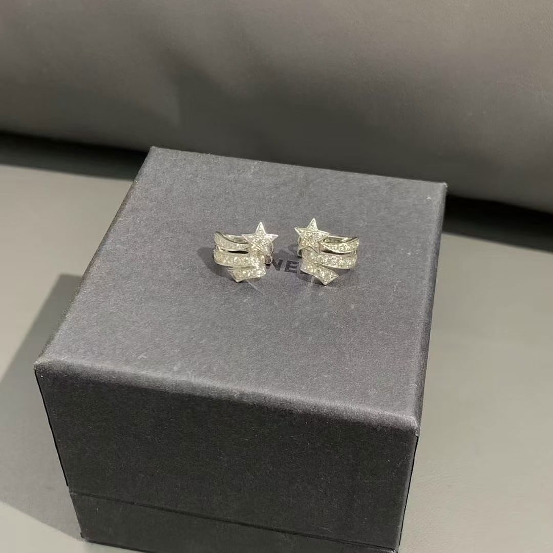 Chanel etoile Filante 18K White Gold Diamond Earrings: Metal: White GoldPlace of Origin: FrancePeriod: 2010-Date of Manufacture: 2024Condition: Excellent. In original box.