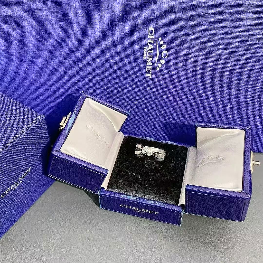 Chaumet Liens Seduction Ring Diamonds 18k White Gold Size 54: Liens Seduction ring from the French high-jewelry house Chaumet.This specific piece is part of the iconic "Liens" (Links) collection, which has symbolized sentimental bonds since 1970. The Liens Seduc