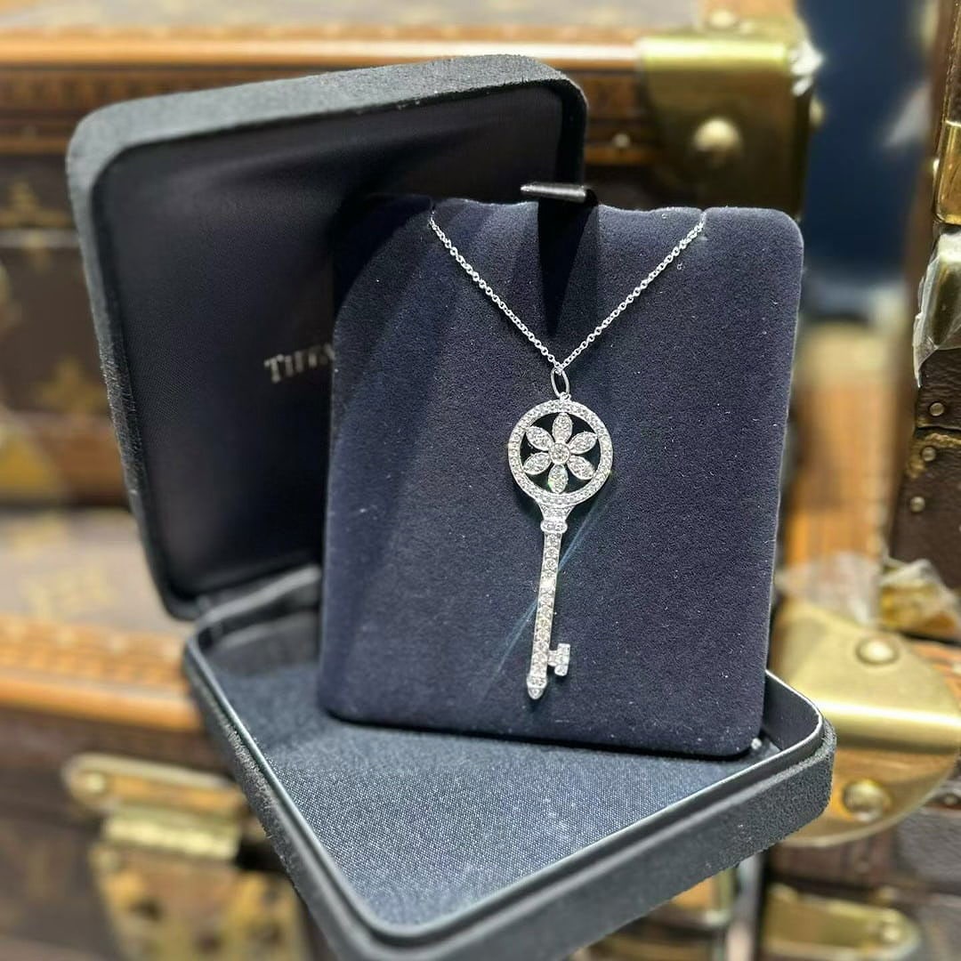 Tiffany & Co. Daisy Platinum Full Pave Diamond Key Pendant 18k White Gold PT950: Product SpecificationsBrand: Tiffany & Co.Collection: Tiffany KeysMaterial: Typically crafted in Platinum, though some similar designs may be available in 18k white gold.Gemstones: Serti with round br