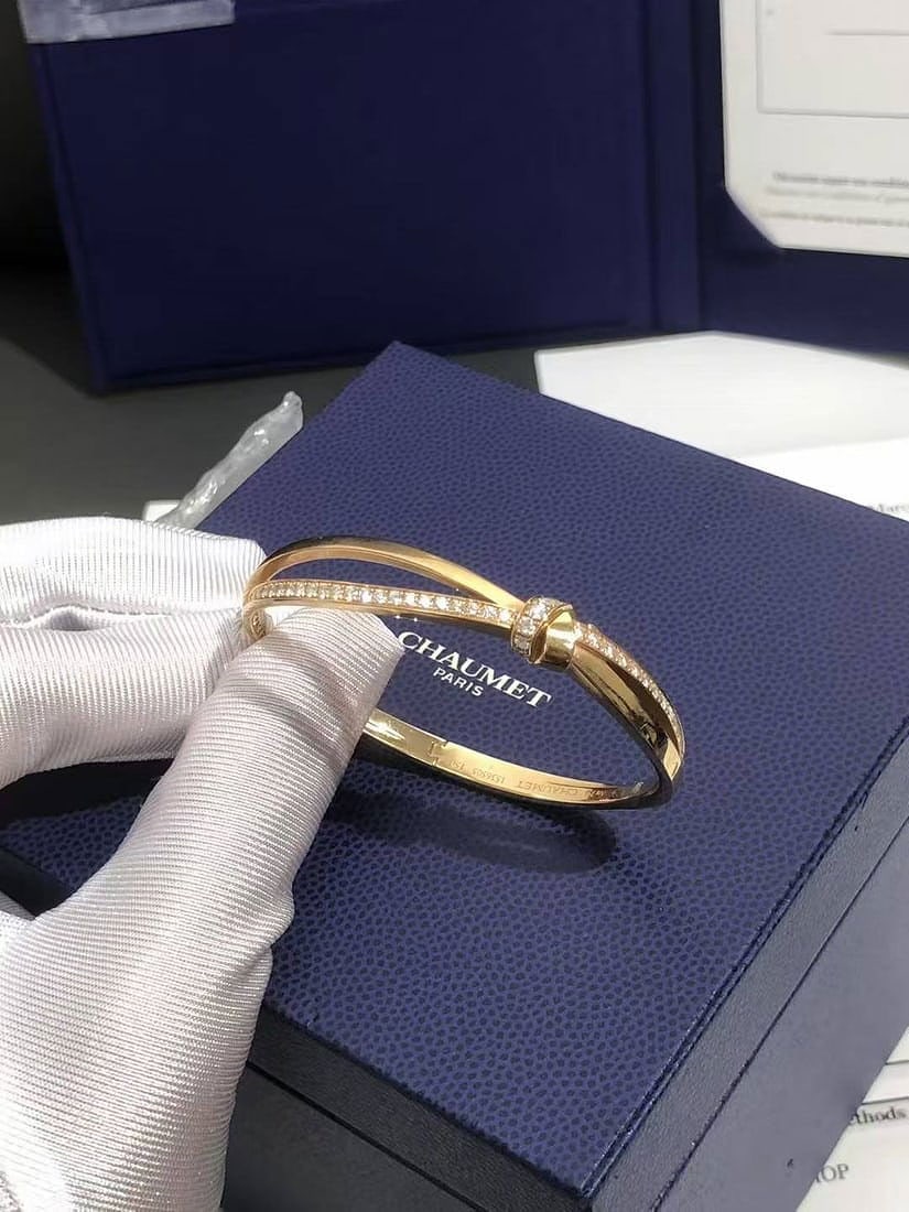 Chaumet Liens evidence bracelet rose gold brilliant-cut diamonds size 15: The piece shown is an 18K Rose Gold (also referred to as pink gold) hinged bangle set with diamonds.Collector SquareCollector SquareDesign: It features a double-row band that intertwines into a delica