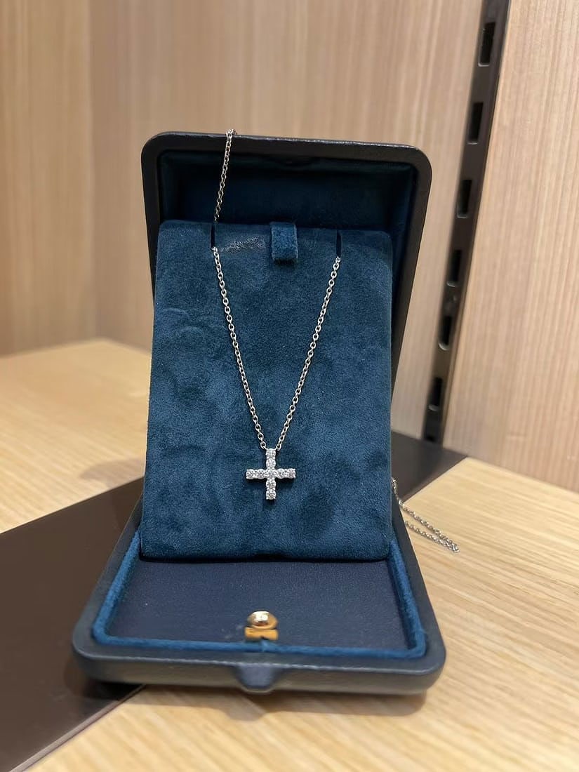 Harry Winston Symbols Pear-Shaped 0.48ct Diamond Cross Platinum Pendant Size S: Symbols Pear-Shaped Diamond Cross Pendant from the luxury jeweler Harry Winston.Key FeaturesGemstones: The design features 8 pear-shaped diamonds arranged in a cross symbol.Metal: Platinum (Pt950).Des