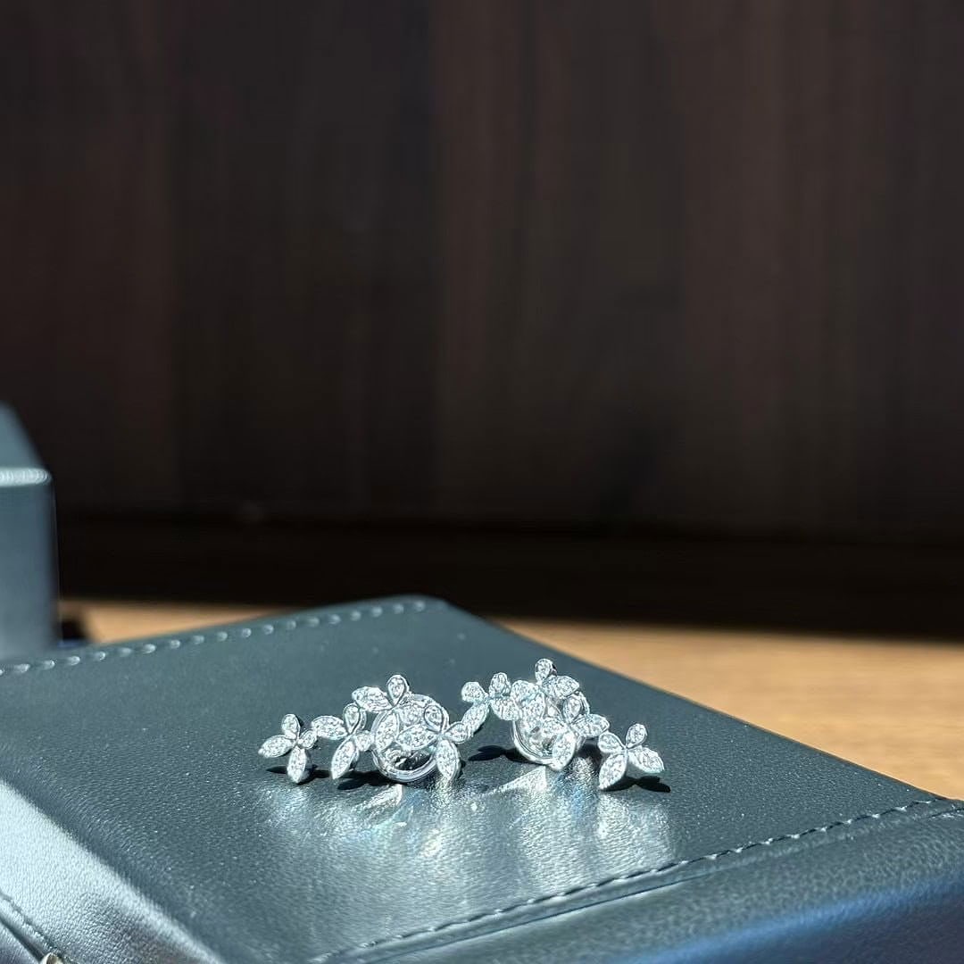 Graff Triple Butterfly Silhouette Pave Diamond 18k White Gold Earrings: This signature design from the British luxury jeweler Graff features clusters of three butterflies set at varying angles, creating a lifelike, fluttering effect. The earrings are crafted from 18K whit