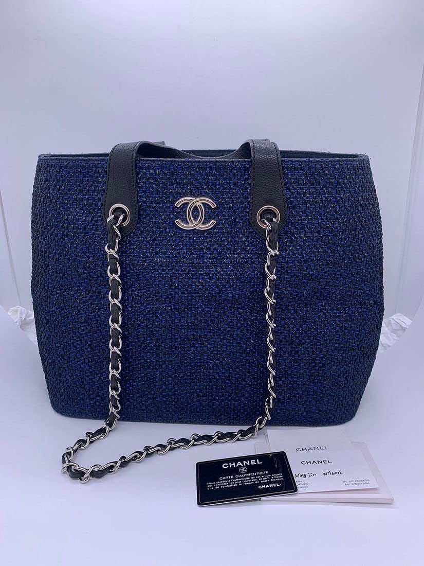 CHANEL Raffia Shopping Tote Bag Blue Woven Chain 2-WAY Expandable Beachy Navy: This piece has minor signs of wear from regular use. The four corners have gentle scuffs, the hardware features faint scratches, and the chain has slight wear. The interior is kept clean and free of a