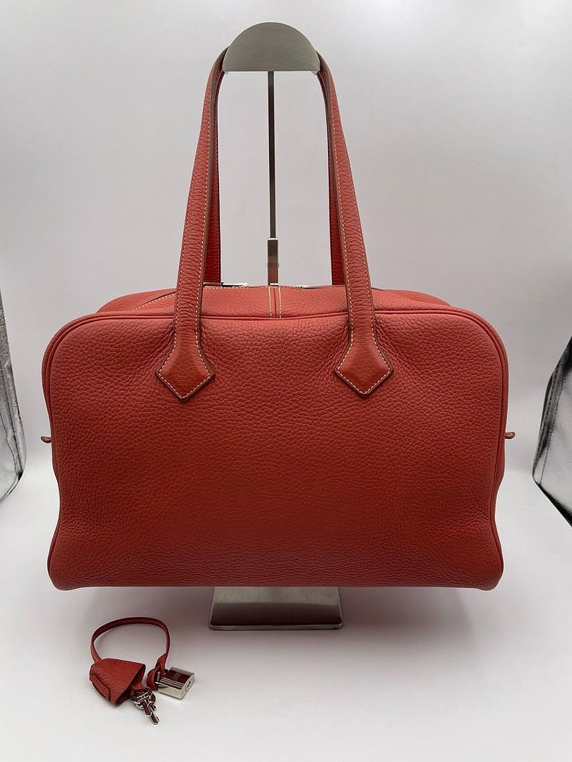 HERMES Victoria Clemence Leather Red HandBag Shoulder Bag Tote Bag Origin France: The color is average, the metal parts are worn, the inside is slightly yellowish, and there are signs of normal use.