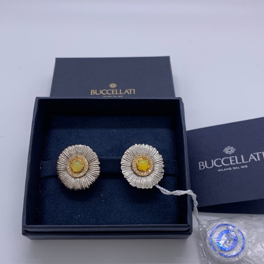Buccellati Blossoms Daisy Button Earrings Sterling Silver Yellow Agate Diamond: ConditionNormal wear and tear, surface scratchesAccessoriesBoxWeight14gDesignerBuccellati Exterior MaterialAG925