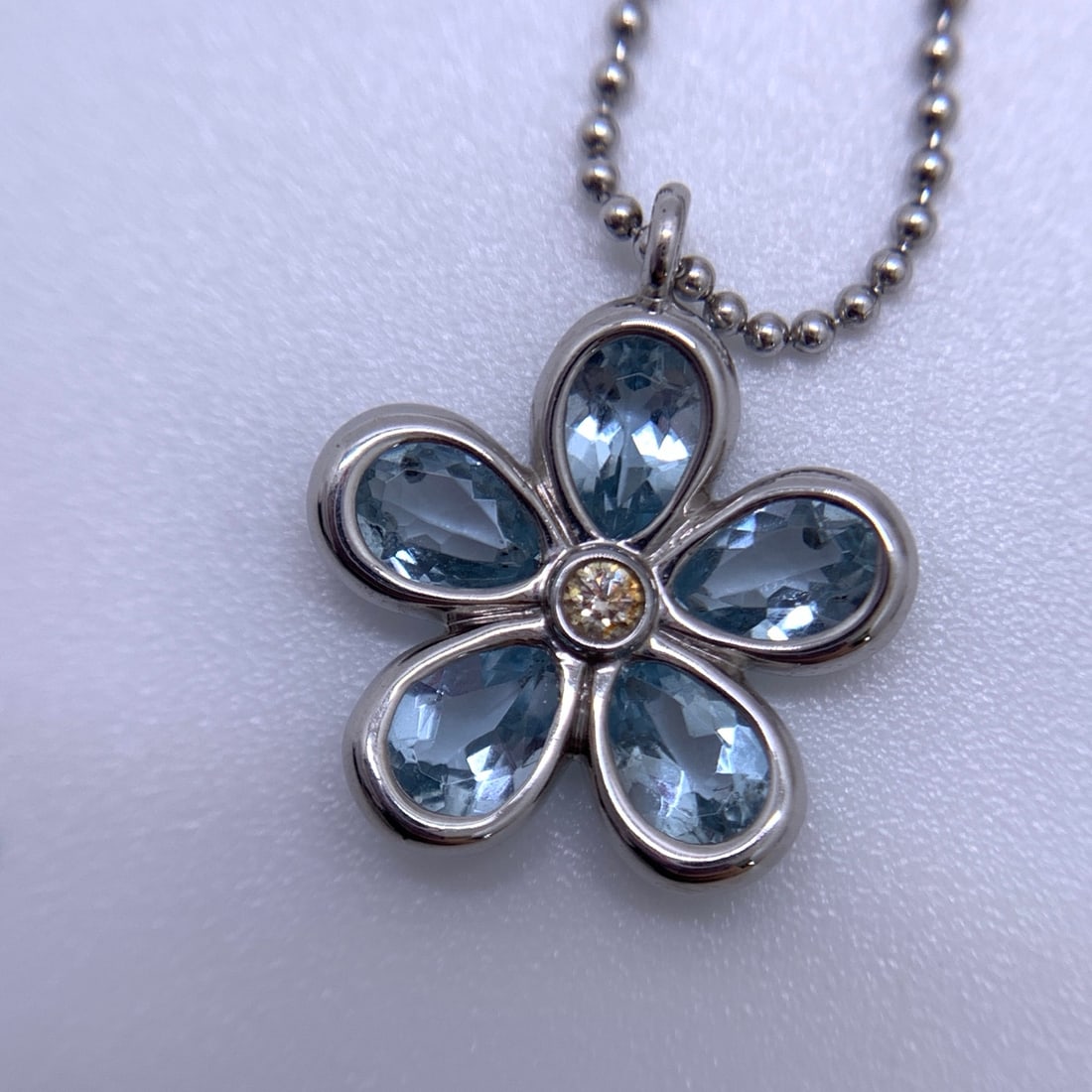 Tiffany Co 18K White Gold Aquamarine Diamond Garden Flower Pendant Necklace: Conditionsigns of wearWeight2.9gDesignerTiffanyExterior Material18K Gold