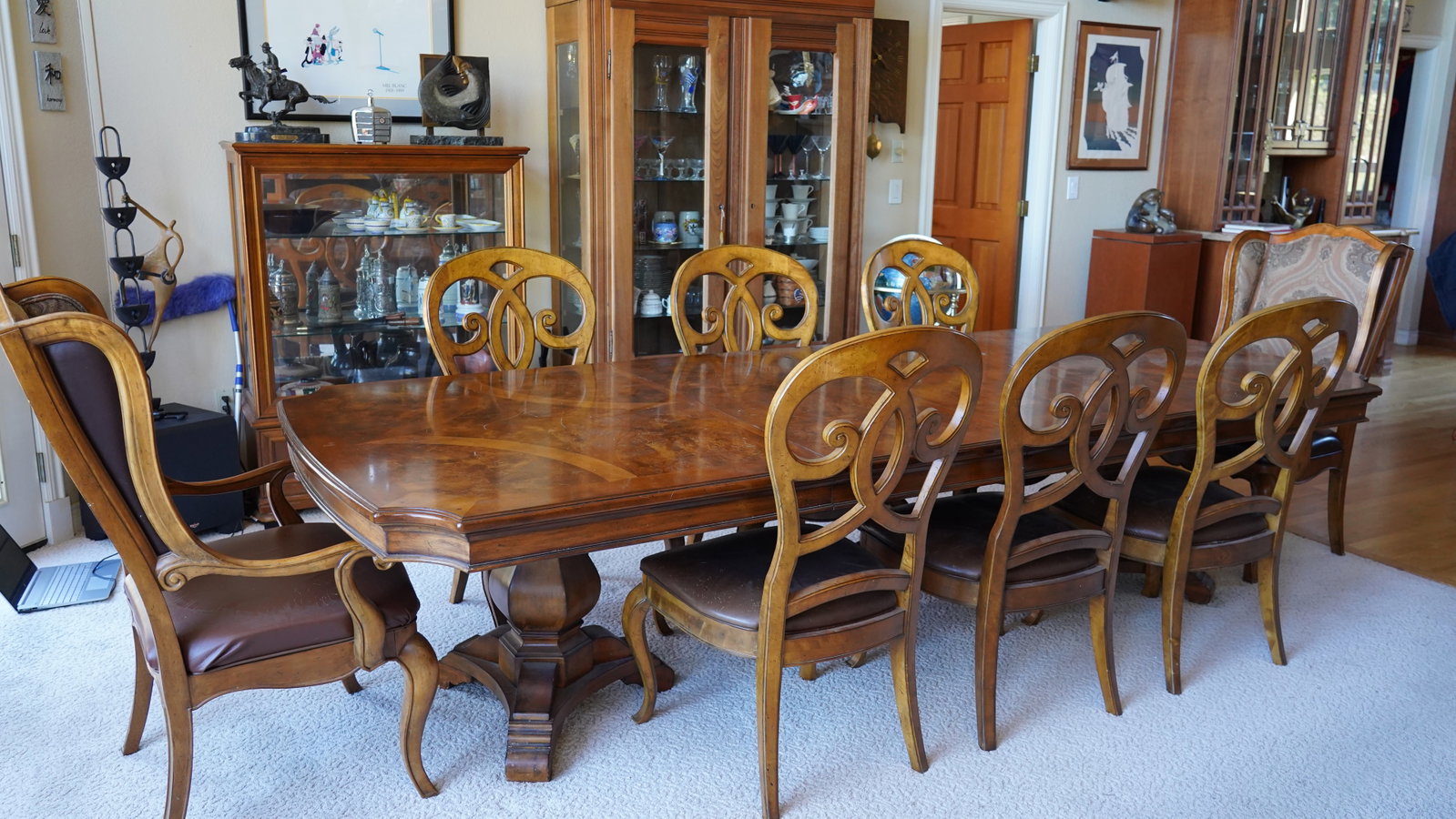 Thomasville Dining Table with 8 Chairs: The Thomasville Dining Table with 6 Matching Chairs and 2 Captains Chairs offers timeless elegance quality craftsmanship and classic design perfect for both everyday dining and formal entertaining. Cr