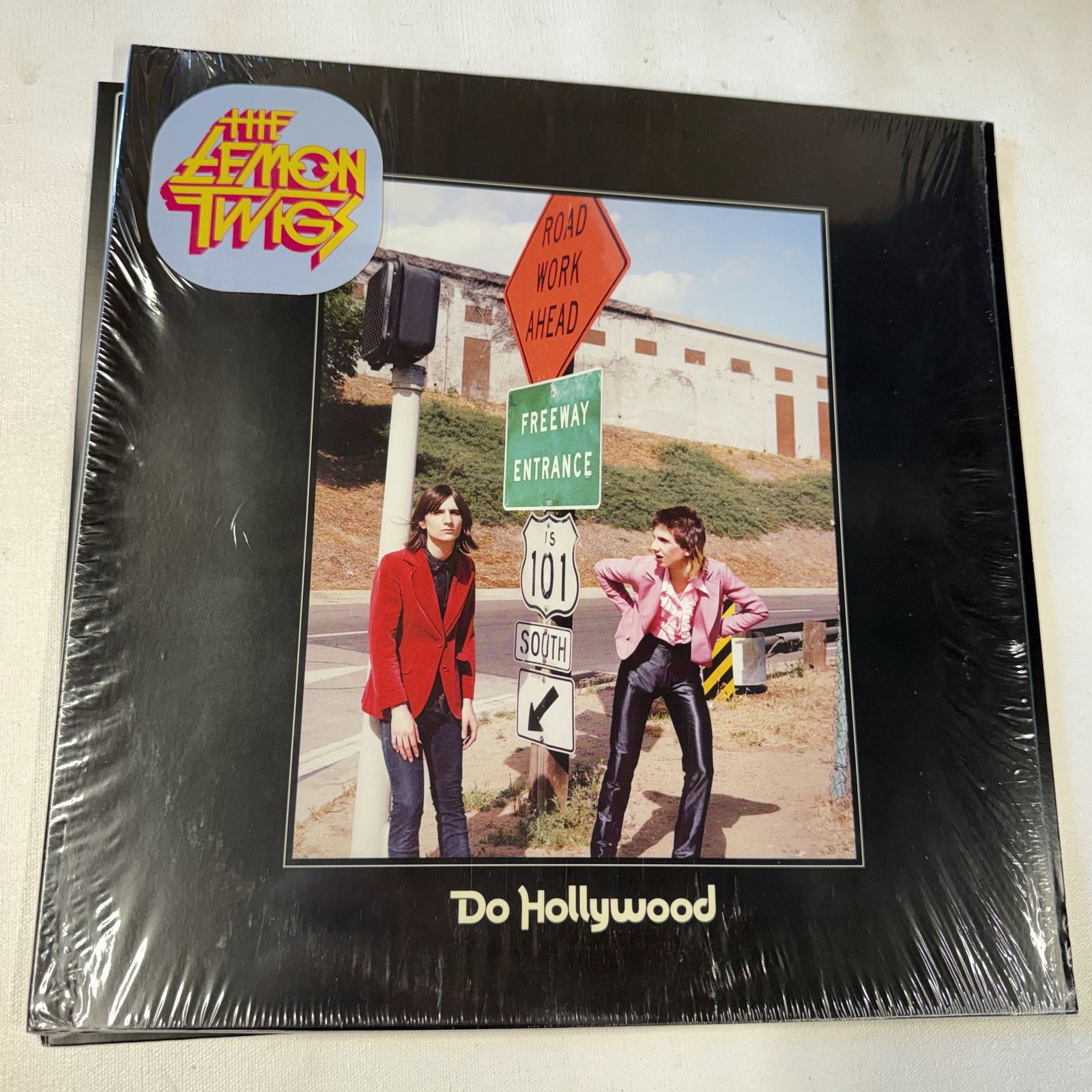 Vinyl Record Lemon Twigs Do Hollywood: Overall good - Vinyl: good - Cover: good - has been cleaned - Ships in a standard LP box with plastic sleeve - Combined shipping: y