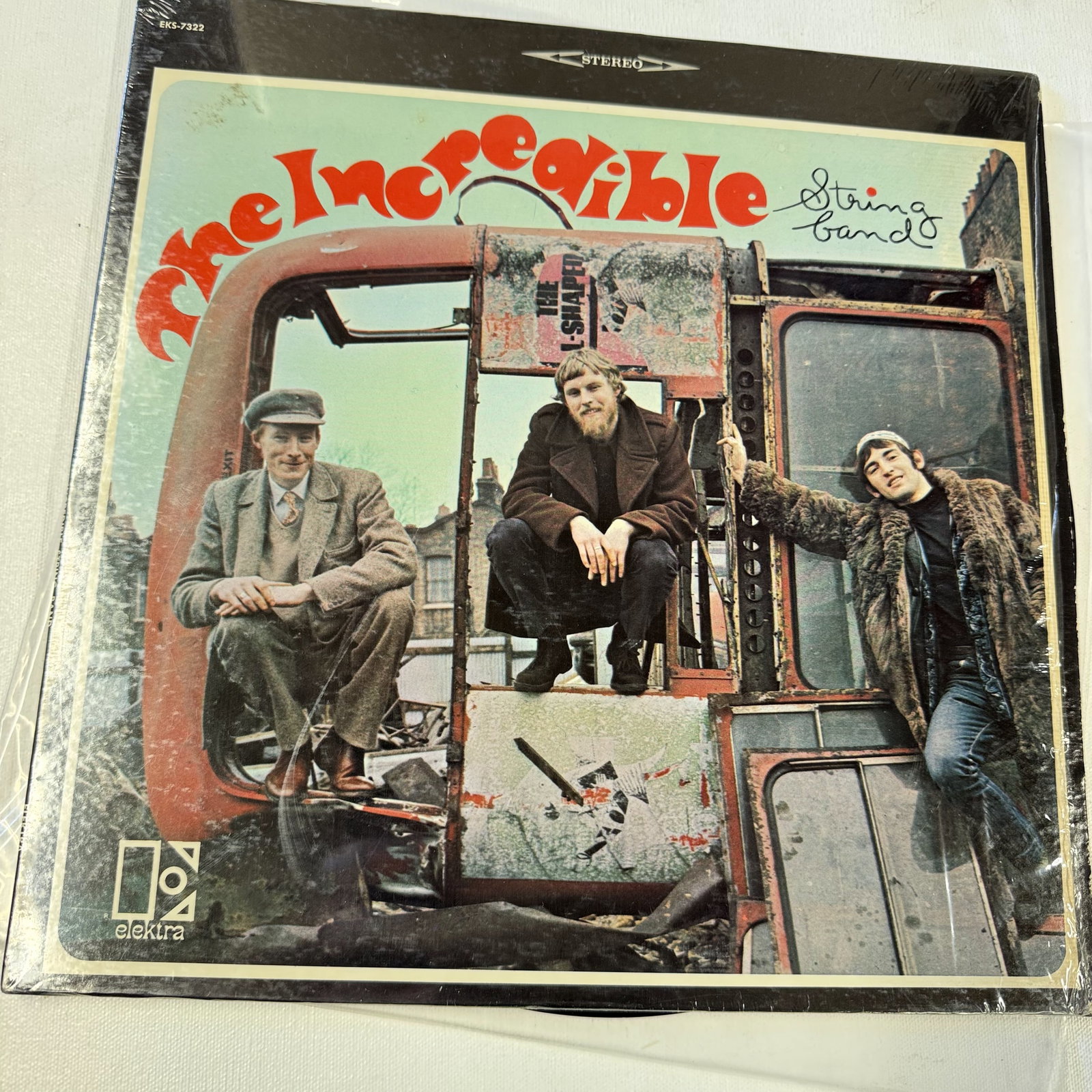 60s Vinyl Record Incredible String Band: Overall good - Vinyl: good - Cover: good - has been cleaned - Ships in a standard LP box with plastic sleeve - Combined shipping: y
