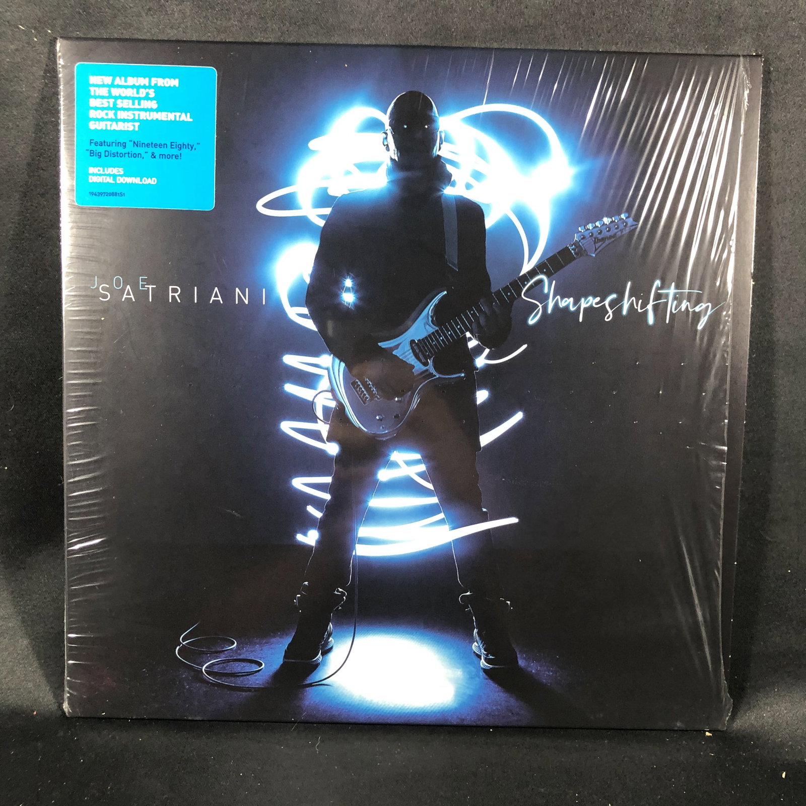 Vinyl Record: Joe Satriani Guitar God: Overall good - Vinyl: good - Cover: good - Ships in a LP box with sleeve - Cleaned - Combined shipping: y