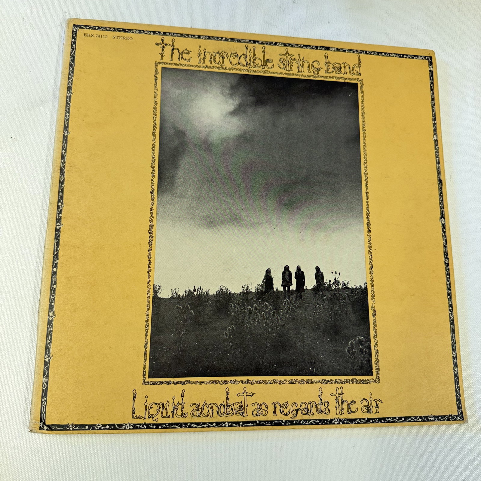 60s Vinyl Record Incredible String Band Liquid Acrobat: Overall good - Vinyl: good - Cover: good - has been cleaned - Ships in a standard LP box with plastic sleeve - Combined shipping: y