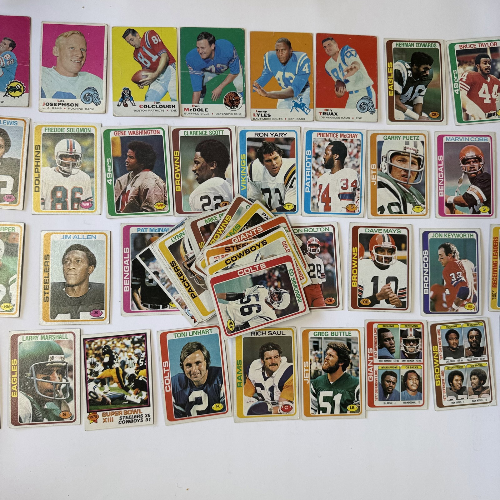Vintage 60s / 70s Football Card Lot: Overall good - - Combined shipping: yes
