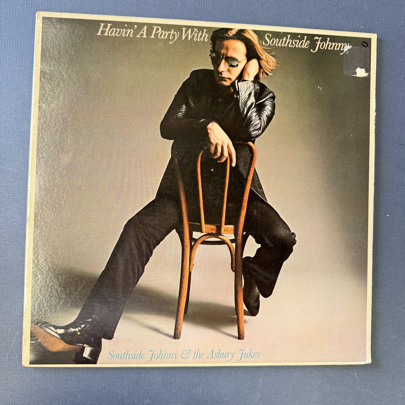 Vinyl Record Southside Johnny - Party: Overall good - Vinyl: good - Cover: good - has been cleaned - Ships in a standard LP box with plastic sleeve - Combined shipping: y