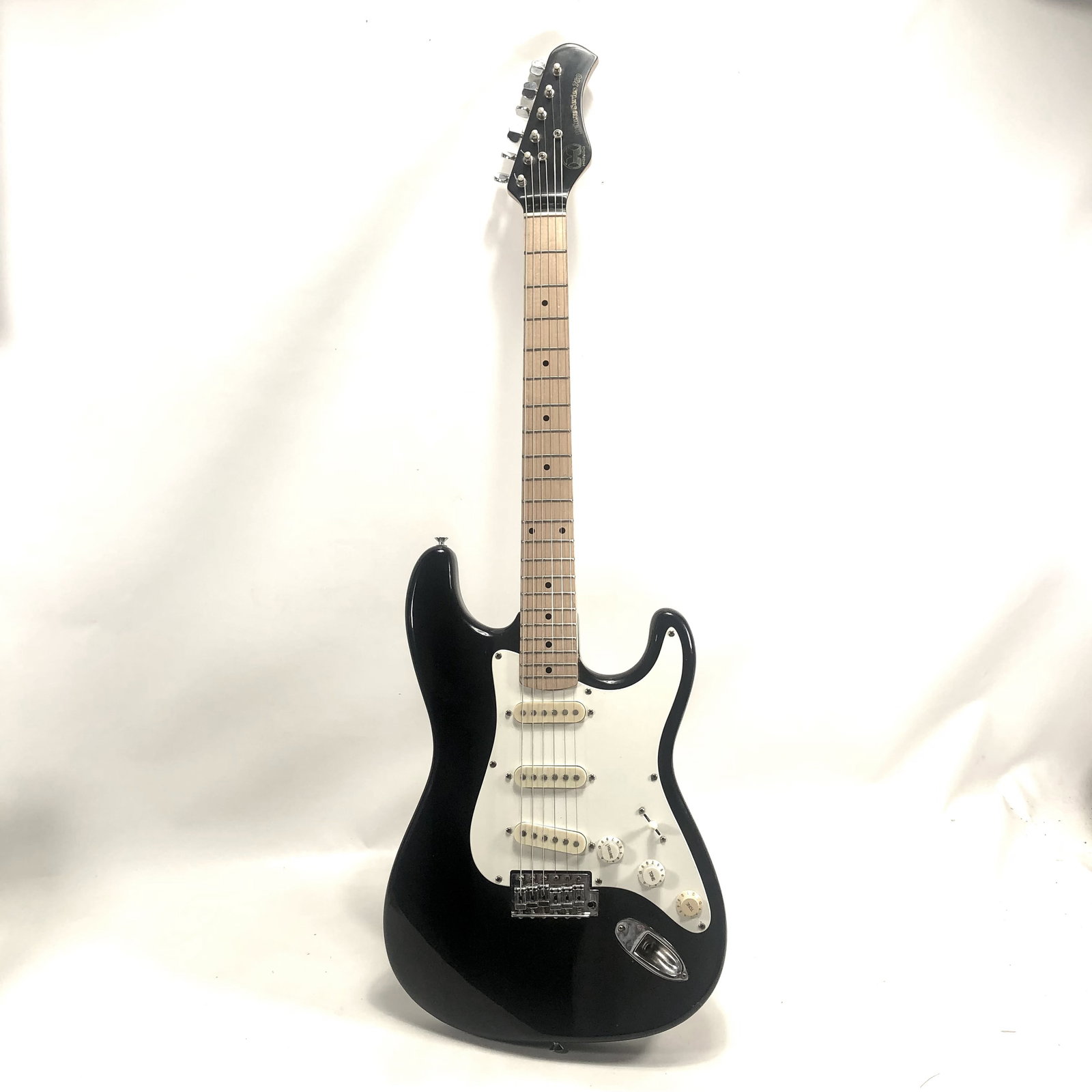 Vintage Guitar: Hondo MIK Deluxer Series II SSS: Classic Slowhand paint and PG look