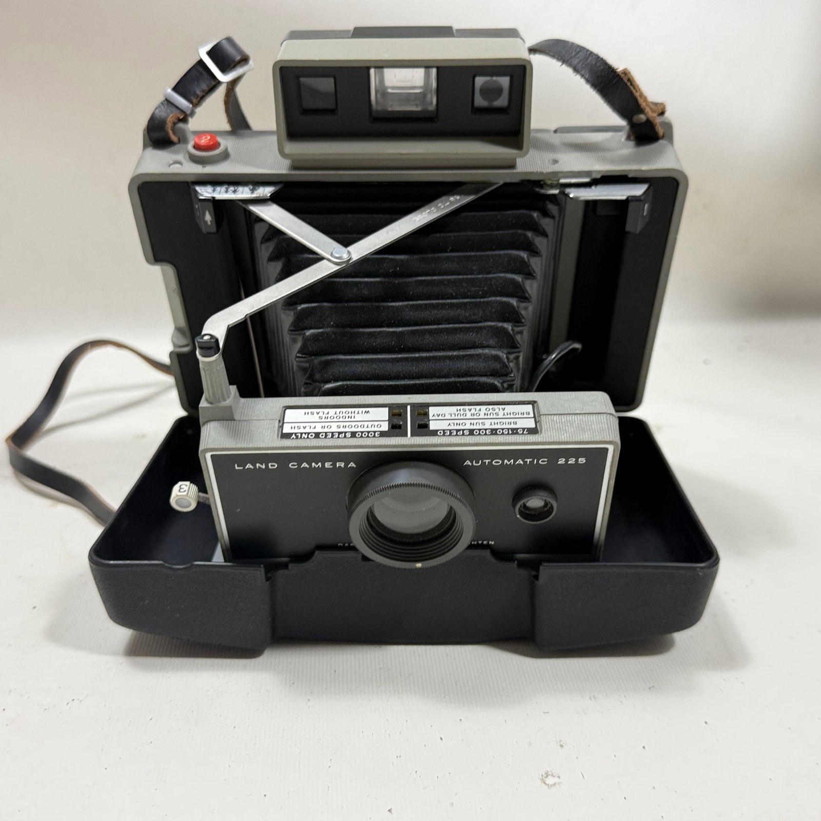 Vintage Camera Poloroid Land 225: Overall good cosmteically