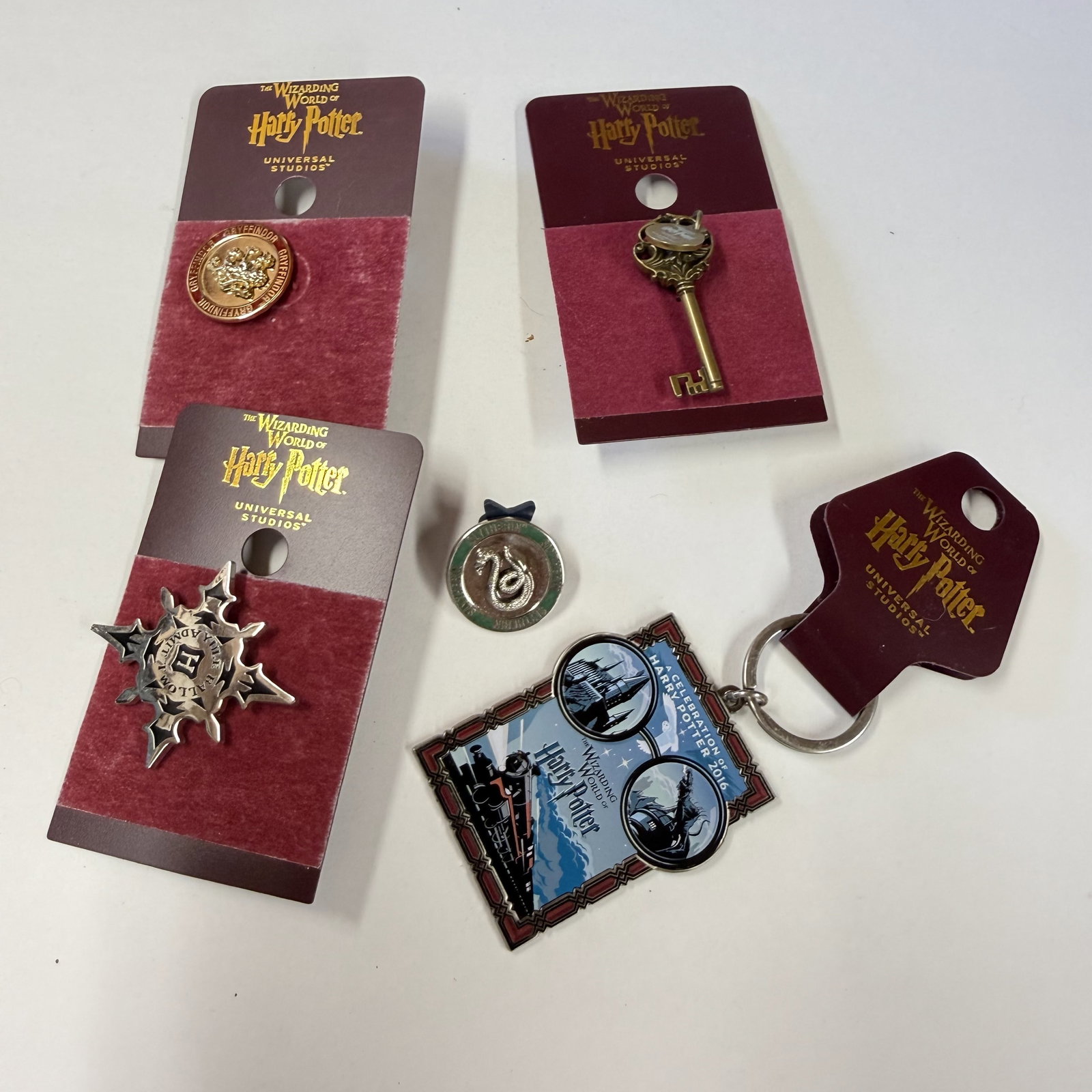 Universal Studios Harry Potter Pin / Keychain Lot (1 of 4)