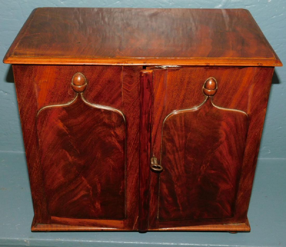 Fitted mini mah linen press with 4 interior drawers (1 of 3)