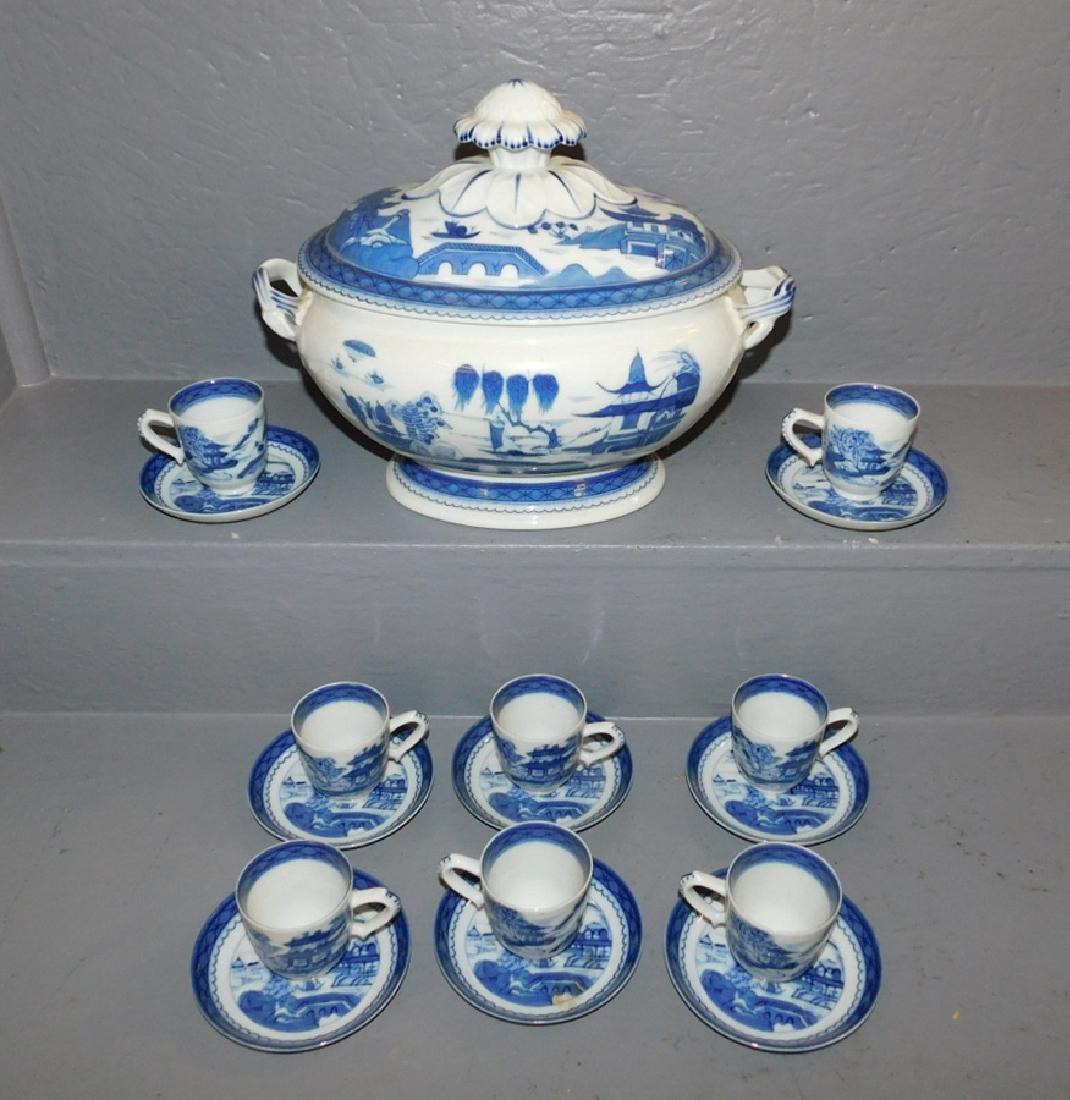 Mottahedeh Canton soup tureen w 8 cups & saucers.: Mottahedeh Canton soup tureen with 8 cups and saucers. Tureen is 13" x 10" tall.