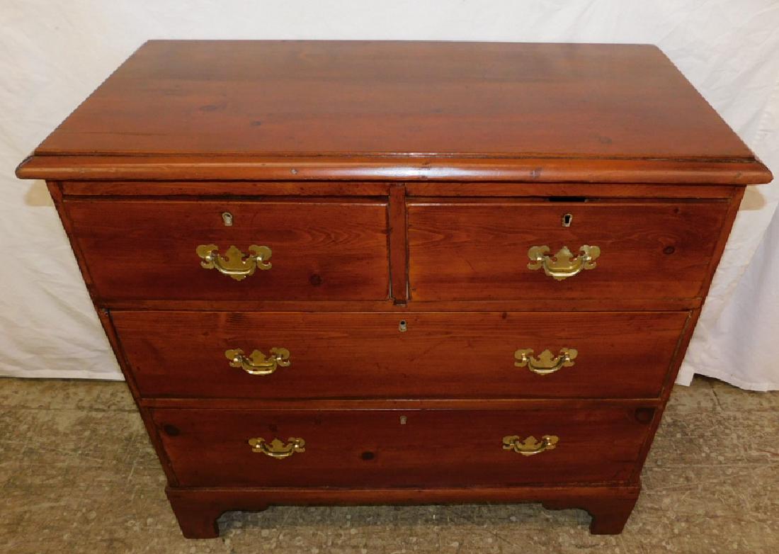 4 drawer pine bachelors chest. (1 of 4)