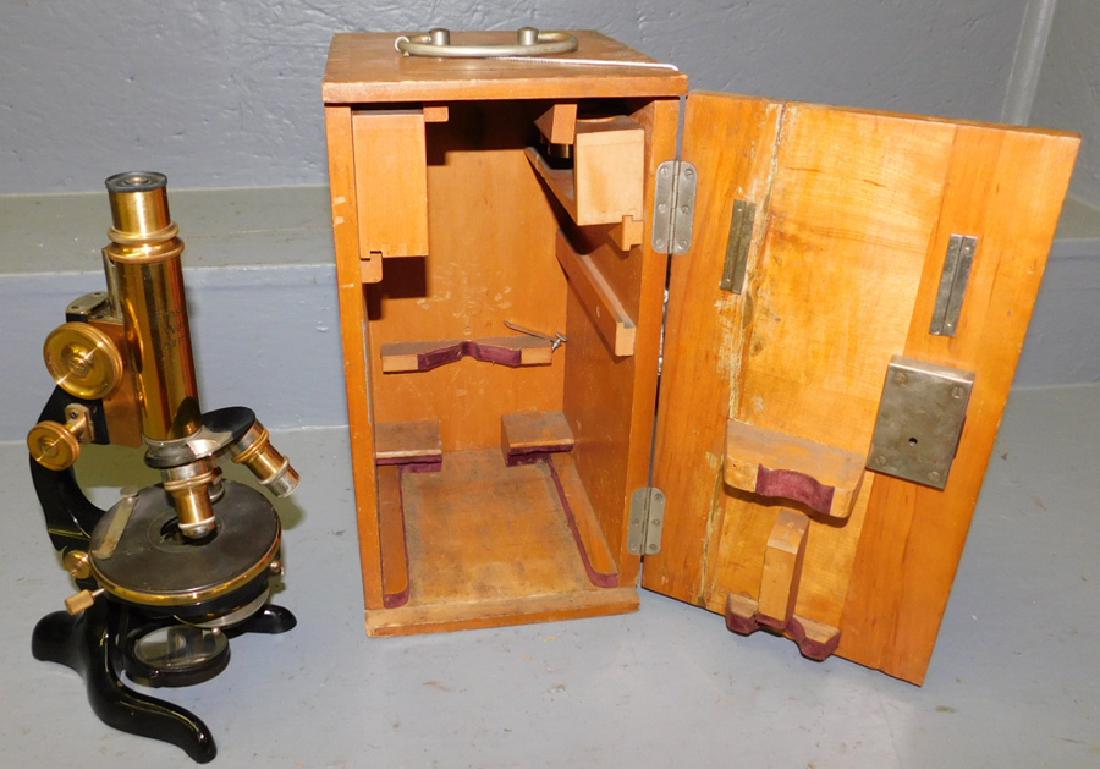 Ernst Leitz Wetzlar Microscope in fitted box (1 of 4)