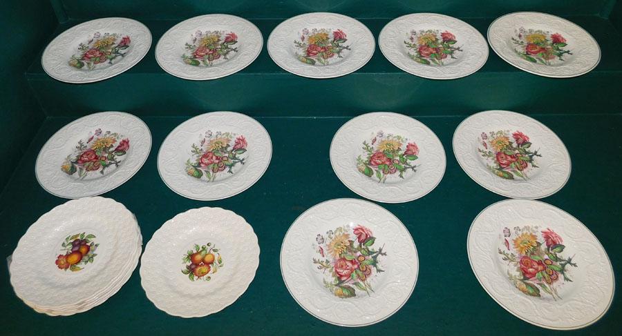 11 Wedgwood Dinner & 7 Copeland Spode Fruit Plates (1 of 5)
