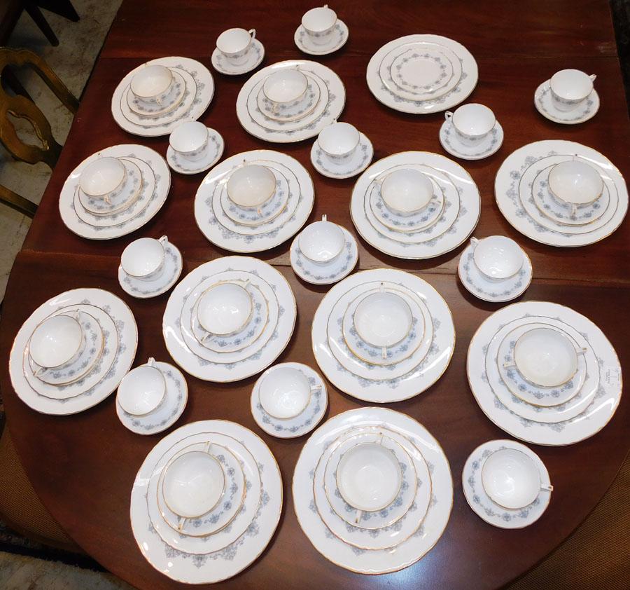 84 Pcs Royal Worcester "Blue Medallion": 84 Pcs Royal Worcester "Blue Medallion".