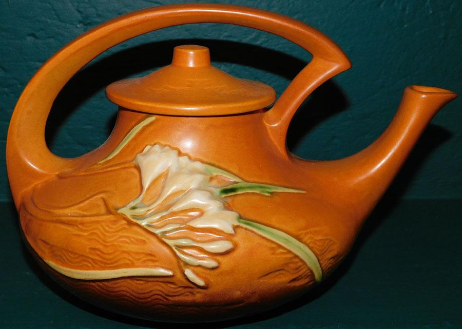 Roseville Freesia Teapot (1 of 3)