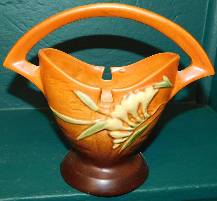 Roseville Freesia Basket Vase (1 of 3)
