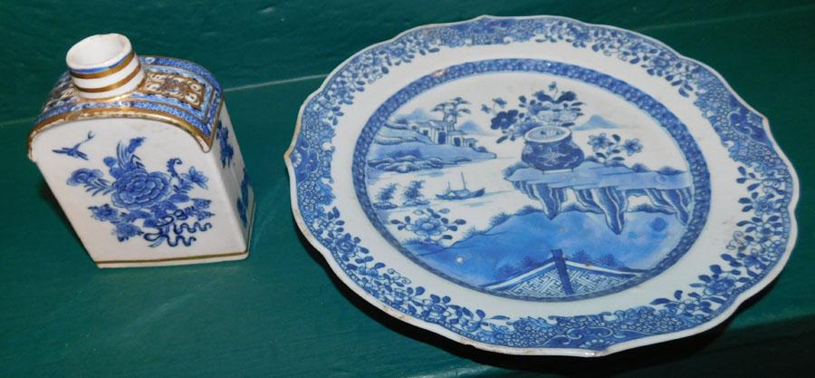 18th C Bl & Wh Clobbered Tea Caddy & Plate (1 of 2)