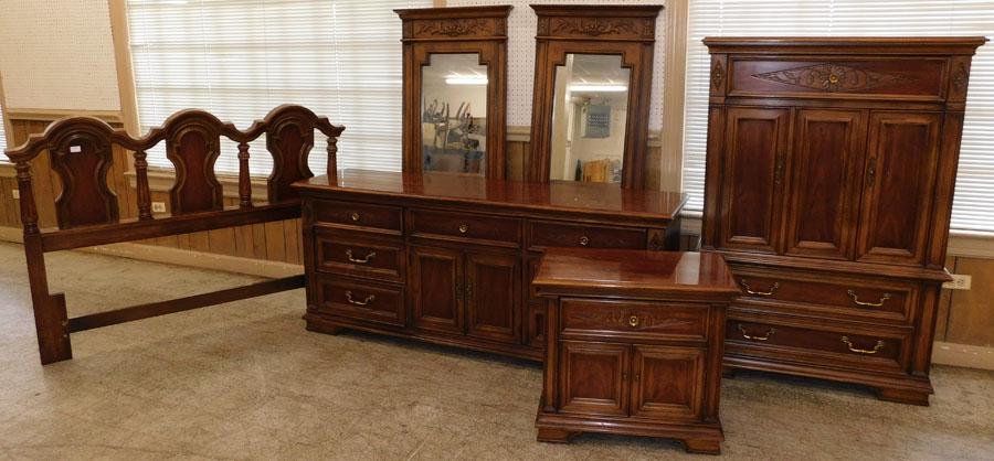 4 Pc Cherry Bedroom Set By Thomasville: 4 Pc Cherry Bedroom Set By Thomasville. 76" W 19 1/2" D 82" H (Dresser)