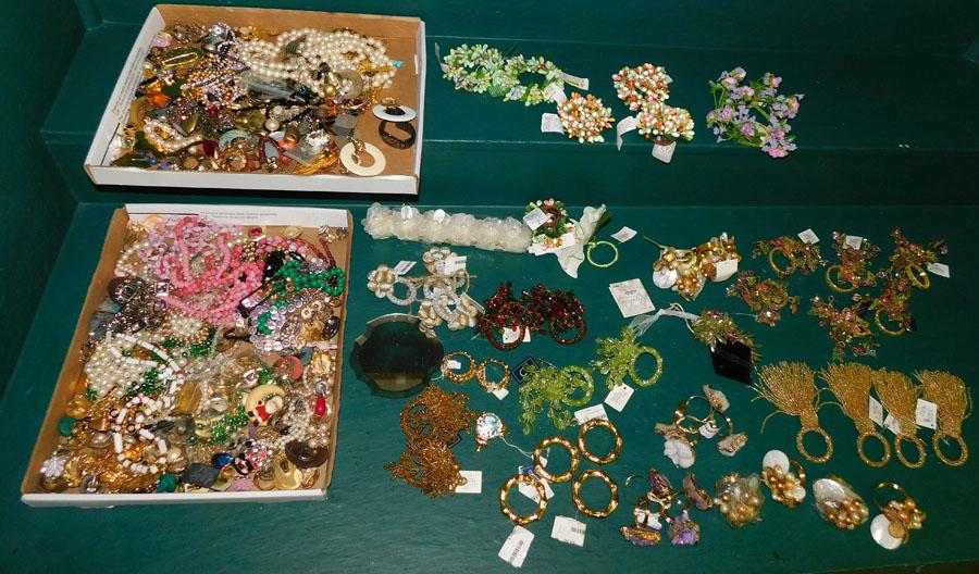 Box Lot Napkin Rings -- Costume Jewelry: Box Lot Napkin Rings -- Costume Jewelry.