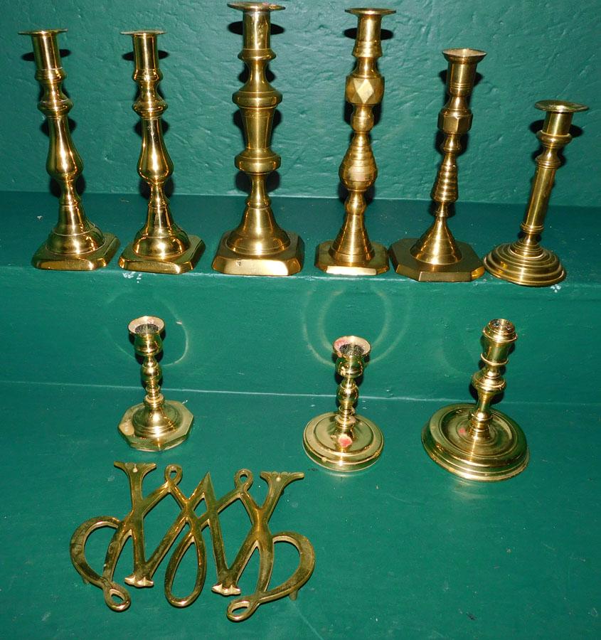 Box Lot Brass C/sticks & Trivet (Some VA Metalcrafters): Box Lot Brass Candlesticks & Trivet (Some Virginia Metalcrafters).