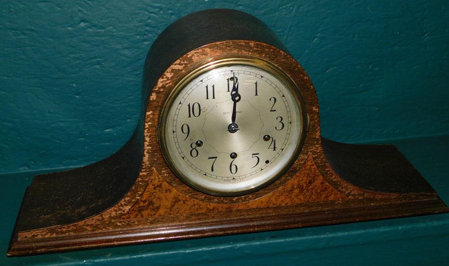 Seth Thomas Mahogany Mantel Clock: Seth Thomas Mahogany Mantel Clock. 20" W 9 1/4" H