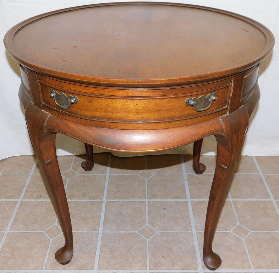 Walnut Queen Anne Dish Top Tea Table by Hekman: Walnut Queen Anne Dish Top Tea Table by Hekman. 26" DIA. 24 3/4" H