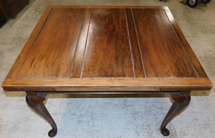 Walnut Queen Anne Shell Carved Draw Leaf Table: Walnut Queen Anne Shell Carved Draw Leaf Table . 72 1/4" L 42" W 30" H