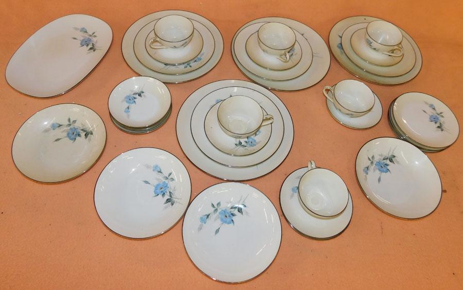 32 Pc Noritake " Sylvia" China: 32 Pc Noritake " Sylvia" China.
