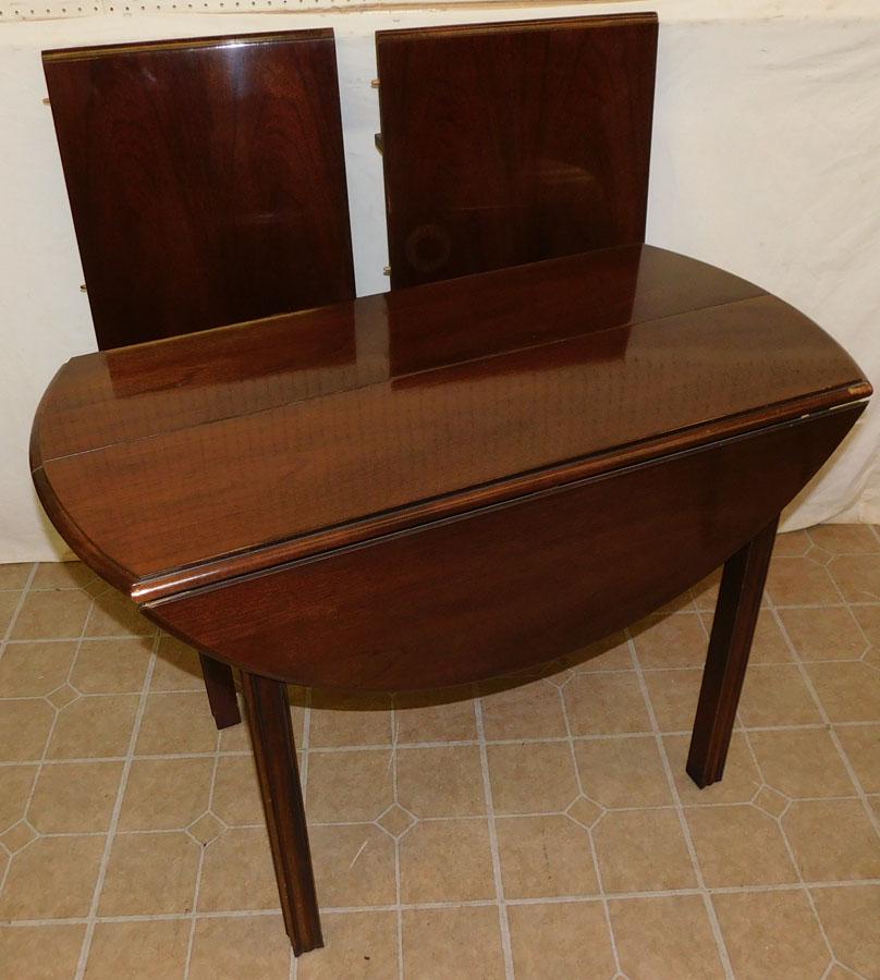 Mahogany Chippendale Dining Table W/ 2 Leaves: Mahogany Chippendale Dining Table W/ 2 Leaves. 80" W 42" D 29 1/4" H