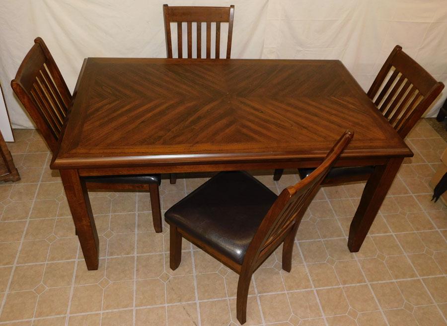5 Pc Mahogany Dining Set: 5 Pc Mahogany Dining Set. 60" W 36" D 30 1/2" H (Table)